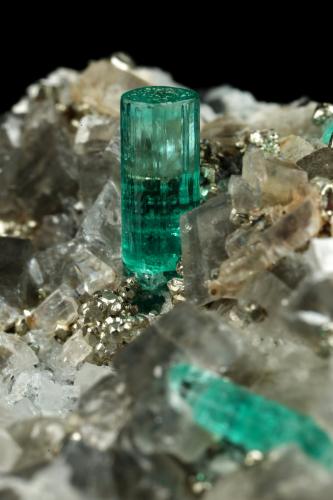 Beryl (variety emerald), Albite (variety cleavelandite), Pyrite, Calcite<br />Chivor mining district, Manantial Mine, Municipio Chivor, Eastern Emerald Belt, Boyacá Department, Colombia<br />44x23x24mm, main xl=8mm<br /> (Author: Fiebre Verde)