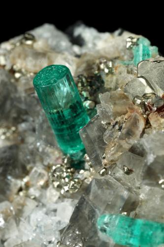 Beryl (variety emerald), Albite (variety cleavelandite), Pyrite, Calcite<br />Chivor mining district, Manantial Mine, Municipio Chivor, Eastern Emerald Belt, Boyacá Department, Colombia<br />44x23x24mm, main xl=8mm<br /> (Author: Fiebre Verde)