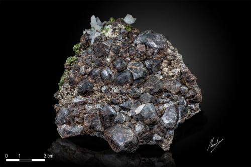 Andradite y Epidote<br />Aguablanca Mine, Monesterio, Comarca Tentudía, Badajoz, Extremadura, Spain<br />114 x 95 mm<br /> (Author: Manuel Mesa)