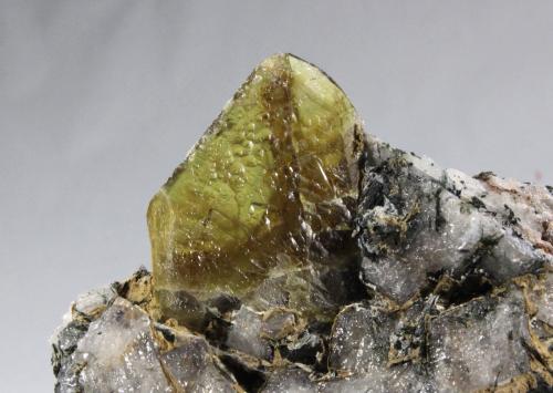 Titanite, Riebeckite<br />Monte Zagi, Hameed Abad Kafoor Dheri, Peshawar, Jaiber Pastunjuá, Paquistán<br />97mm x 60mm x 62mm<br /> (Author: Don Lum)