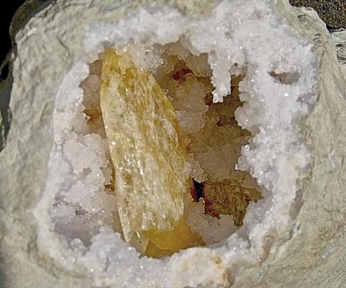 Baryte on Quartz<br />Afloramientos Carretera Estatal 37, Harrodsburg, Clear Creek, Condado Monroe, Indiana, USA<br />Geode is 11cm, the baryte crystal is 6.5 cm<br /> (Author: Bob Harman)