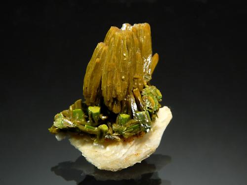 Pyromorphite<br />Mina Les Farges (Mina Des Farges), Ussel, Corrèze, Nouvelle-Aquitaine, Francia<br />1.8 x 2.2 cm<br /> (Author: crosstimber)