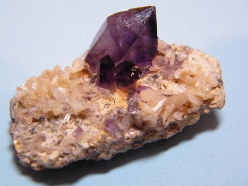 Quartz (variety amethyst)<br />Goboboseb Mountains, Brandberg area, Erongo Region, Namibia<br />42mm x 21mm x 25mm<br /> (Author: Heimo Hellwig)