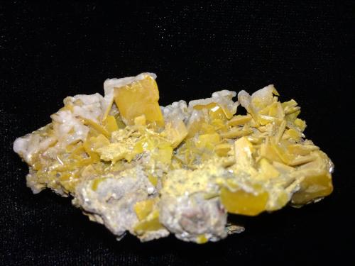 Wulfenite<br />Touissit, Distrito Touissit, Provincia Jerada, Región Oriental, Marruecos<br />70 mm x 40 mm x 38 mm<br /> (Author: Robert Seitz)