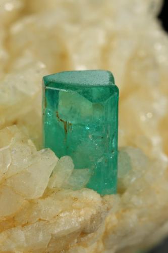 Beryl (variety emerald), Albite (variety cleavelandite), Pyrite<br />Chivor mining district, Municipio Chivor, Eastern Emerald Belt, Boyacá Department, Colombia<br />52x35x35mm, xl=7mm<br /> (Author: Fiebre Verde)