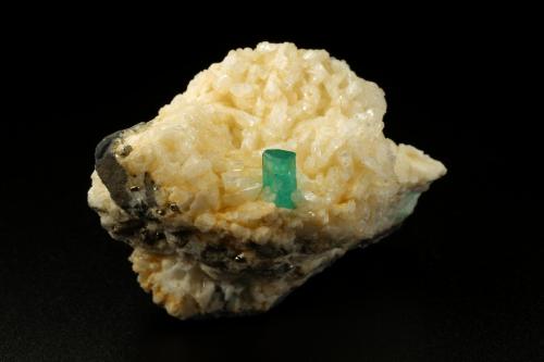 Beryl (variety emerald), Albite (variety cleavelandite), Pyrite<br />Chivor mining district, Municipio Chivor, Eastern Emerald Belt, Boyacá Department, Colombia<br />52x35x35mm, xl=7mm<br /> (Author: Fiebre Verde)