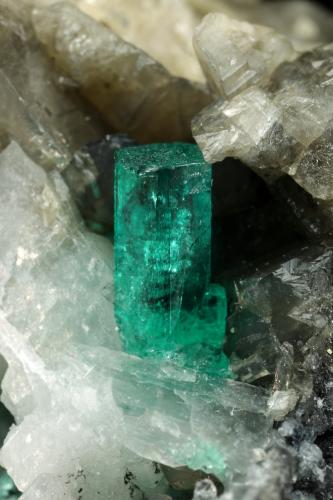 Beryl (variety emerald), Calcite, Pyrite<br />Muzo (distrito minero), Cinturón Esmeraldífero Occidental, Departamento Boyacá, Colombia<br />27x37x35mm, main xl=7mm<br /> (Author: Fiebre Verde)