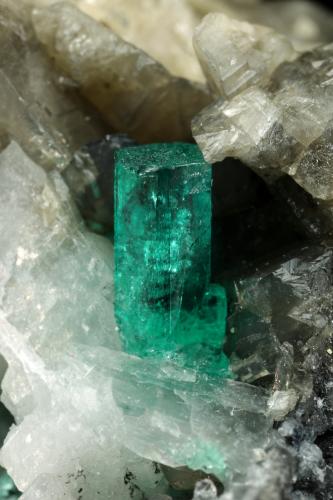 Beryl (variety emerald), Calcite, Pyrite<br />Muzo mining district, Western Emerald Belt, Boyacá Department, Colombia<br />27x37x35mm, main xl=7mm<br /> (Author: Fiebre Verde)