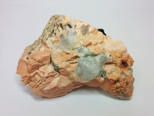 Pegmatita<br />Isabel Quarry (La Saludadora Quarry), La Cabrera pluton, Valdemanco, Comarca Sierra de Guadarrama, Community of Madrid, Spain<br />8 x 5,5 cm<br /> (Autor: FranHB)