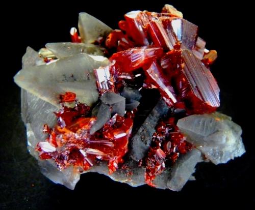 Rejalgar y Calcita.<br />Jiepaiyu Mine (Shimen Mine), Shimen County, Changde Prefecture, Hunan, China<br />60x40 mm.<br /> (Autor: Jesus Franquesa Baucells)