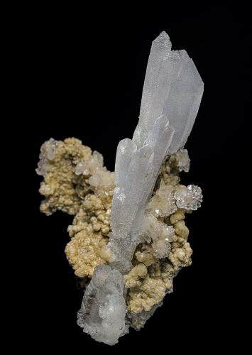 Quartz, Calcite<br />Santa Eulalia District, Municipio Aquiles Serdán, Chihuahua, Mexico<br />8.5 x 5.1 cm<br /> (Author: am mizunaka)