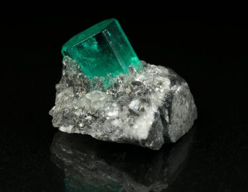 Beryl (variety emerald), Calcite<br />Muzo (distrito minero), Cinturón Esmeraldífero Occidental, Departamento Boyacá, Colombia<br />xl=9x7mm<br /> (Author: Fiebre Verde)
