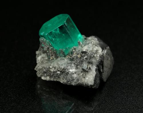 Beryl (variety emerald), Calcite<br />Muzo (distrito minero), Cinturón Esmeraldífero Occidental, Departamento Boyacá, Colombia<br />xl=9x7mm<br /> (Author: Fiebre Verde)