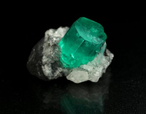 Beryl (variety emerald), Calcite<br />Muzo mining district, Western Emerald Belt, Boyacá Department, Colombia<br />xl=9x7mm<br /> (Author: Fiebre Verde)