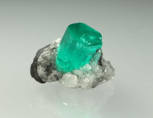 Beryl (variety emerald), Calcite<br />Muzo mining district, Western Emerald Belt, Boyacá Department, Colombia<br />xl=9x7mm<br /> (Author: Fiebre Verde)