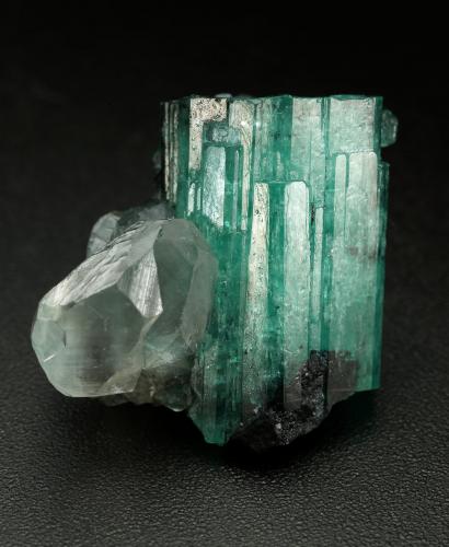 Beryl (variety emerald), Calcite<br />Muzo mining district, Western Emerald Belt, Boyacá Department, Colombia<br />xl=19x13mm<br /> (Author: Fiebre Verde)