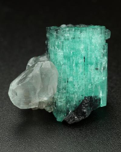 Beryl (variety emerald), Calcite<br />Muzo mining district, Western Emerald Belt, Boyacá Department, Colombia<br />xl=19x13mm<br /> (Author: Fiebre Verde)