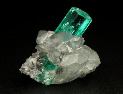 Beryl (variety emerald), Calcite, Dolomite<br />Coscuez mining district, Municipio San Pablo de Borbur, Western Emerald Belt, Boyacá Department, Colombia<br />xl=18x6mm<br /> (Author: Fiebre Verde)