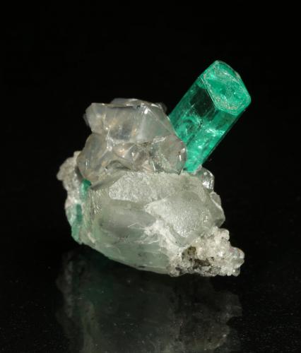 Beryl (variety emerald), Calcite, Dolomite<br />Coscuez mining district, Municipio San Pablo de Borbur, Western Emerald Belt, Boyacá Department, Colombia<br />xl=18x6mm<br /> (Author: Fiebre Verde)