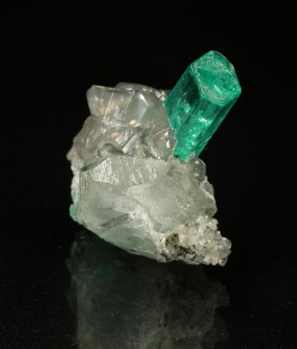 Beryl (variety emerald), Calcite, Dolomite<br />Coscuez mining district, Municipio San Pablo de Borbur, Western Emerald Belt, Boyacá Department, Colombia<br />xl=18x6mm<br /> (Author: Fiebre Verde)