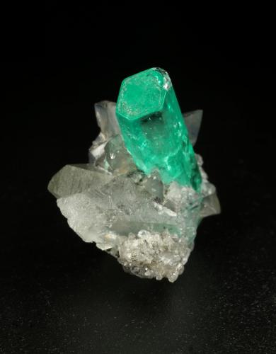 Beryl (variety emerald), Calcite, Dolomite<br />Coscuez mining district, Municipio San Pablo de Borbur, Western Emerald Belt, Boyacá Department, Colombia<br />xl=18x6mm<br /> (Author: Fiebre Verde)