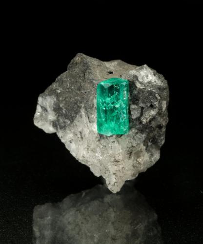 Beryl (variety emerald), Calcite<br />Muzo mining district, Western Emerald Belt, Boyacá Department, Colombia<br />26x27x20mm, xl=11mm<br /> (Author: Fiebre Verde)
