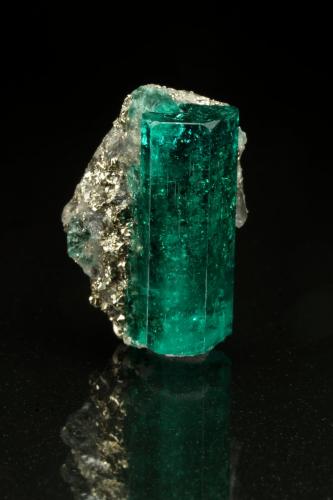 Beryl (variety emerald), Dolomite, Pyrite<br />Chivor mining district, Municipio Chivor, Eastern Emerald Belt, Boyacá Department, Colombia<br />xl=19x8mm<br /> (Author: Fiebre Verde)