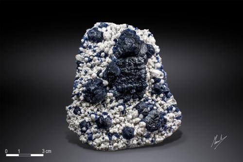 Fluorite<br />Huanggang Mines, shaft 4, Hexigten Banner (Kèshíkèténg Qí), Chifeng (Ulanhad), Inner Mongolia Autonomous Region, China<br />102 X 90 mm<br /> (Author: Manuel Mesa)