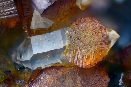 Siderita, Cuarzo<br />San Carlos Mine, Hiendelaencina, Comarca Serranía de Guadalajara, Guadalajara, Castilla-La Mancha, Spain<br />Campo de visión 2,2 mm<br /> (Autor: Juan Miguel)