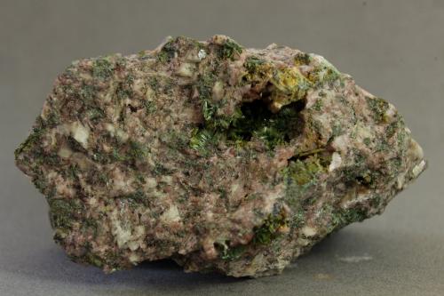 Pumpellyita-(Fe)<br />Cantera Los Arenales, Monte La Rocha de Piquer, Torás, Comarca Alto Palancia, Castellón / Castelló, Comunidad Valenciana / Comunitat Valenciana, España<br />43x26x23 mm<br /> (Autor: Juan Espino)