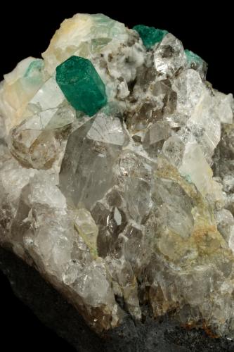 Beryl (variety emerald), Calcite, Quartz<br />Peñas Blancas Mine, Municipio San Pablo de Borbur, Western Emerald Belt, Boyacá Department, Colombia<br />47x34x48, xl=7mm<br /> (Author: Fiebre Verde)