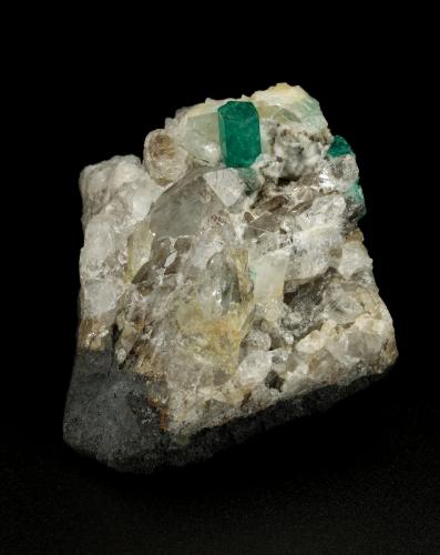 Beryl (variety emerald), Calcite, Quartz<br />Peñas Blancas Mine, Municipio San Pablo de Borbur, Western Emerald Belt, Boyacá Department, Colombia<br />47x34x48, xl=7mm<br /> (Author: Fiebre Verde)