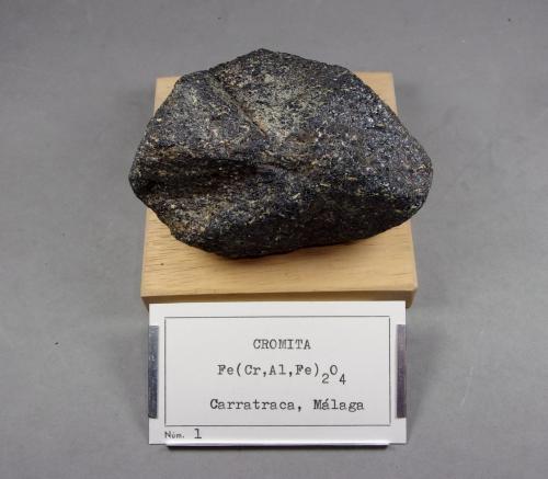 Cromita<br />Carratraca, Comarca Valle del Guadalhorce, Málaga, Andalucía, España<br />8 x 6 cm.<br /> (Autor: J. G. Alcolea)