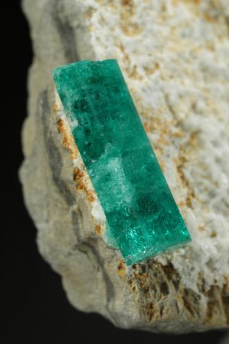 Beryl (variety emerald), Albite (variety cleavelandite)<br />Gachalá mining district, Municipio Gachalá, Eastern Emerald Belt, Cundinamarca Department, Colombia<br />86x49x11mm, xls=14 & 12mm<br /> (Author: Fiebre Verde)