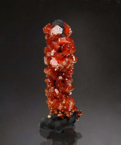 Vanadinite<br />Mibladen (distrito minero Mibladen), Midelt, Provincia Midelt, Región Drâa-Tafilalet, Marruecos<br />1.2 x 3.2 cm<br /> (Author: crosstimber)