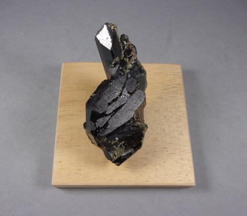 Ferberita<br />Minas da Panasqueira, Aldeia de São Francisco de Assis, Covilhã, Castelo Branco, Cova da Beira, Centro, Portugal<br />7,5 x 4,8 x 3,8 cm.<br /> (Autor: J. G. Alcolea)