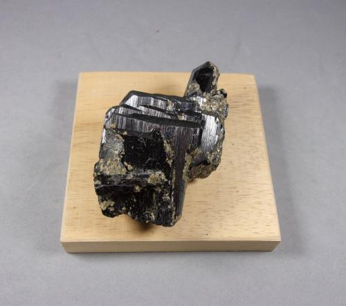 Ferberita<br />Minas da Panasqueira, Aldeia de São Francisco de Assis, Covilhã, Castelo Branco, Cova da Beira, Centro, Portugal<br />7,5 x 4,8 x 3,8 cm.<br /> (Autor: J. G. Alcolea)