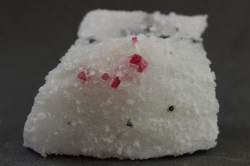 Espinela<br />Luc Yen, Provincia Yenbai, Vietnam<br />36x28x20 mm.<br /> (Autor: Juan Espino)