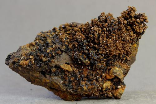 Plumbojarosita<br />Mina Serra da Mina, Cercal, Santiago do Cacém, Distrito Setúbal , Región Área Metropolitana de Lisboa, Portugal<br />46x26x18 mm<br /> (Autor: Juan Espino)