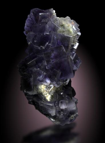 Fluorita<br />Coquera del Liso, La Cabaña, Valdelmar, zona minera de Berbes, Berbes, Ribadesella, Comarca Oriente, Principado de Asturias (Asturias), España<br />14x9 cm, cristales de hasta 25 mm de arista<br /> (Autor: Raul Vancouver)