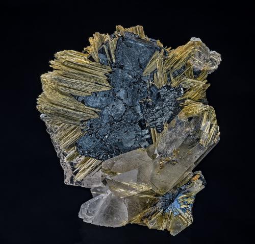 Quartz, Rutile, Hematite<br />Ibitiara, Bahia, Northeast Region, Brazil<br />6.5 x 7.5 cm<br /> (Author: am mizunaka)