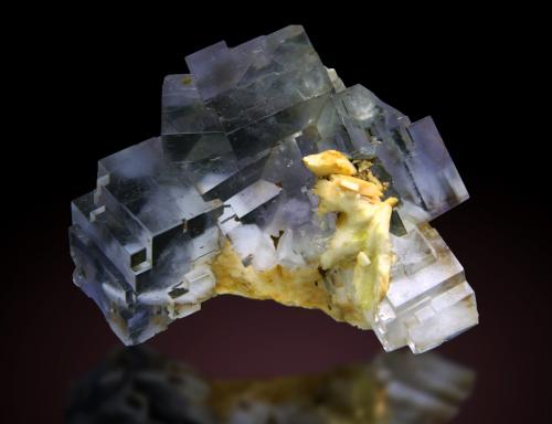 Fluorita<br />La Cabaña, Valdelmar, zona minera de Berbes, Berbes, Ribadesella, Comarca Oriente, Principado de Asturias (Asturias), España<br />85x60mm, cristales hasta 30mm<br /> (Autor: Raul Vancouver)