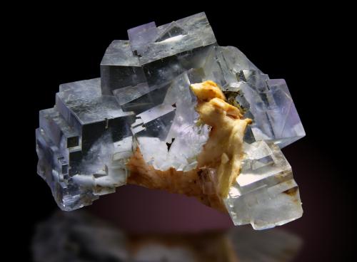 Fluorita<br />La Cabaña, Valdelmar, zona minera de Berbes, Berbes, Ribadesella, Comarca Oriente, Principado de Asturias (Asturias), España<br />85 x 60mm, cristales hasta 30mm<br /> (Autor: Raul Vancouver)