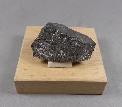 Siegenita<br />Shinkolobwe, Cinturón de cobre de Katanga, Katanga (Shaba), República Democrática del Congo (Zaire)<br />4 x 2,8 x 2 cm.<br /> (Autor: J. G. Alcolea)
