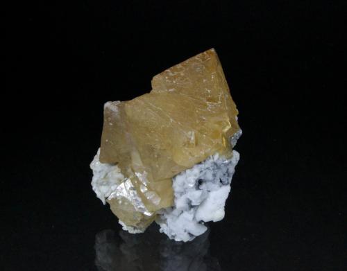 Scheelite, Calcite, Quartz<br />Mount Xuebaoding, Pingwu, Mianyang Prefecture, Sichuan Province, China<br />61mm x 46mm x 43mm<br /> (Author: Don Lum)