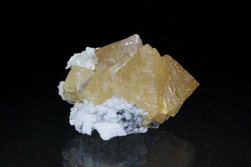 Scheelite, Calcite, Quartz<br />Mount Xuebaoding, Pingwu, Mianyang Prefecture, Sichuan Province, China<br />61mm x 46mm x 43mm<br /> (Author: Don Lum)