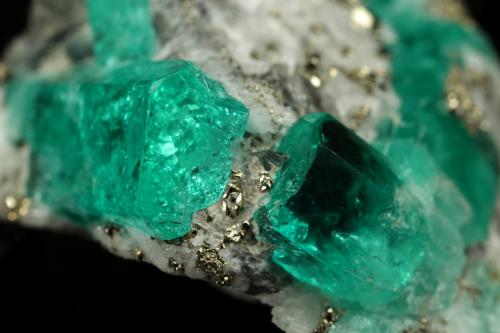 Beryl (variety emerald), Albite (variety cleavelandite), Calcite, Pyrite<br />Chivor mining district, Municipio Chivor, Eastern Emerald Belt, Boyacá Department, Colombia<br />24x26x12mm, largest xl=14mm<br /> (Author: Fiebre Verde)