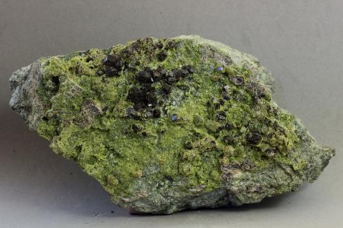 Andradita (variedad melanita)<br />Cantera Sierra y Lomas (Cantera Los Serranos), Cabezo Negro, Albatera, Comarca Vega Baja del Segura, Alicante / Alacant, Comunidad Valenciana / Comunitat Valenciana, España<br />103X66X24 mm<br /> (Autor: Juan Espino)