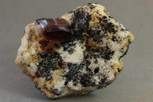 Zircon<br />Kunar Province (Konar), Afghanistan<br />30x24x18 mm.<br /> (Autor: Juan Espino)