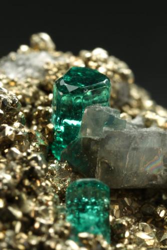 Beryl (variety emerald), Albite (variety cleavelandite), Calcite, Pyrite<br />Chivor mining district, Palo Arañado Mine, Municipio Chivor, Eastern Emerald Belt, Boyacá Department, Colombia<br />18x25x12mm, xls=4 & 3mm<br /> (Author: Fiebre Verde)